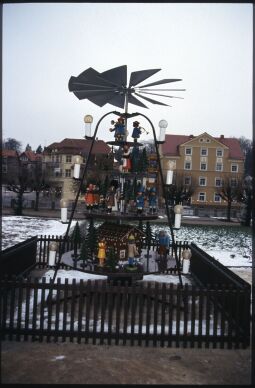 Bild: Weihnachtspyramide  vor dem Rathaus in Großröhrsdorf
