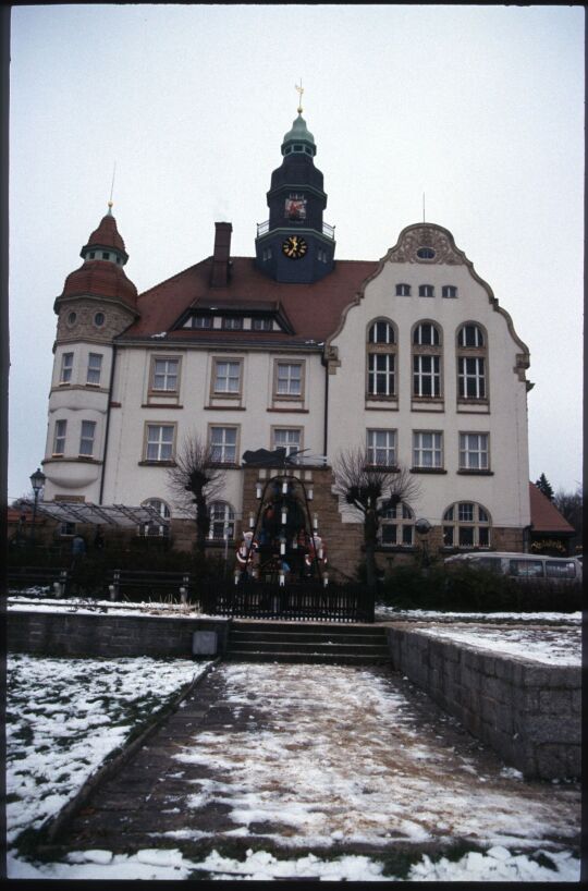 Weihnachtspyramide vor dem Rathaus in Großröhrsdorf