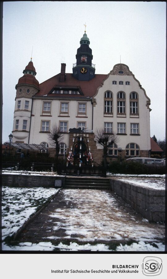 Weihnachtspyramide vor dem Rathaus in Großröhrsdorf