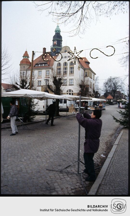 Weihnachtsmarkt vor dem Rathaus in Großröhrsdorf