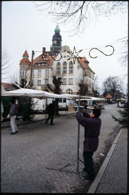 Bild: Weihnachtsmarkt vor dem Rathaus in Großröhrsdorf