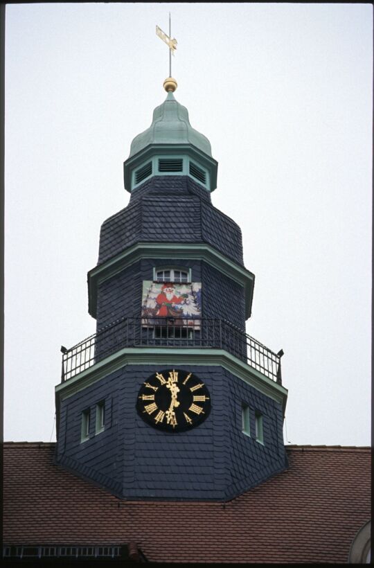 Dachreiter am Rathaus Großröhrsdorf mit Weihnachtsschmuck