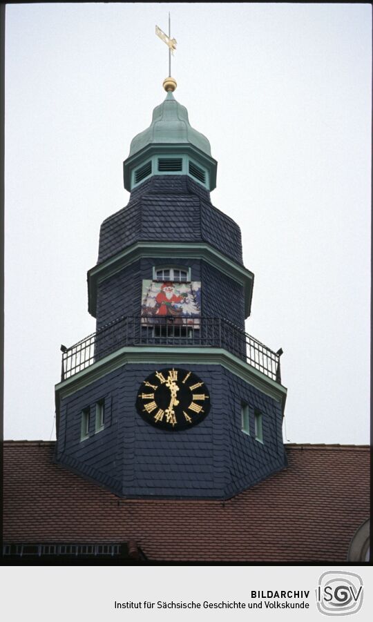 Dachreiter am Rathaus Großröhrsdorf mit Weihnachtsschmuck