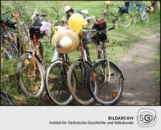 Fahrräder mit Luftballons im Radeberger Hüttertal