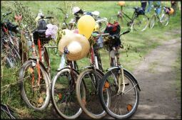 Bild: Fahrräder mit Luftballons im Radeberger Hüttertal