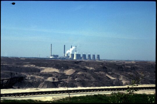 Blick über den Tagebau Nochten zum  Kraftwerk Boxberg