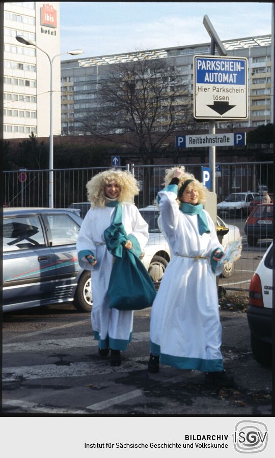 Zwei Personen in Engelskostümen am Parkplatz Reitbahnstraße