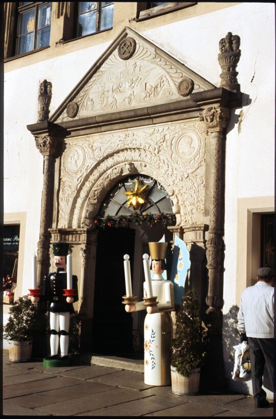 Leuchterfiguren vor einem Renaissanceportal am Obermarkt