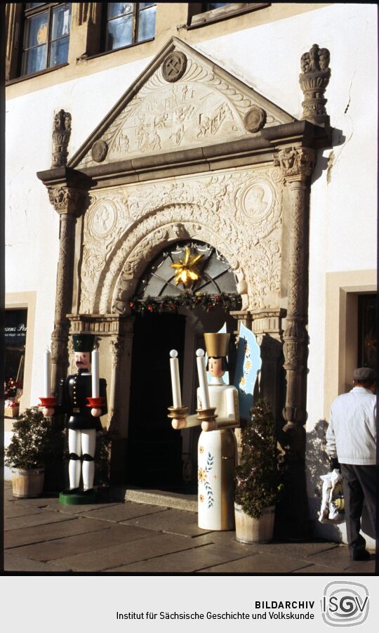 Leuchterfiguren vor einem Renaissanceportal am Obermarkt