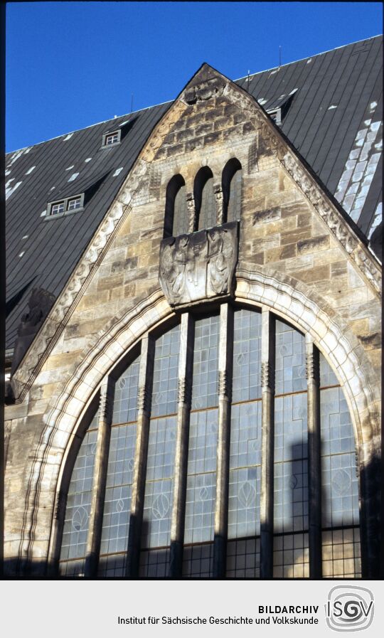 Giebel des Schutzbaus der Goldenen Pforte am Freiberger Dom