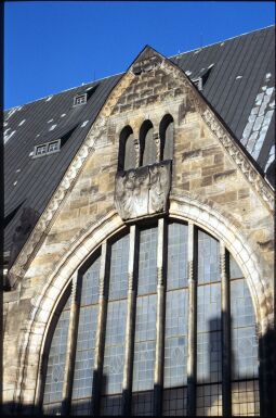 Bild: Giebel des Schutzbaus der Goldenen Pforte am Freiberger Dom