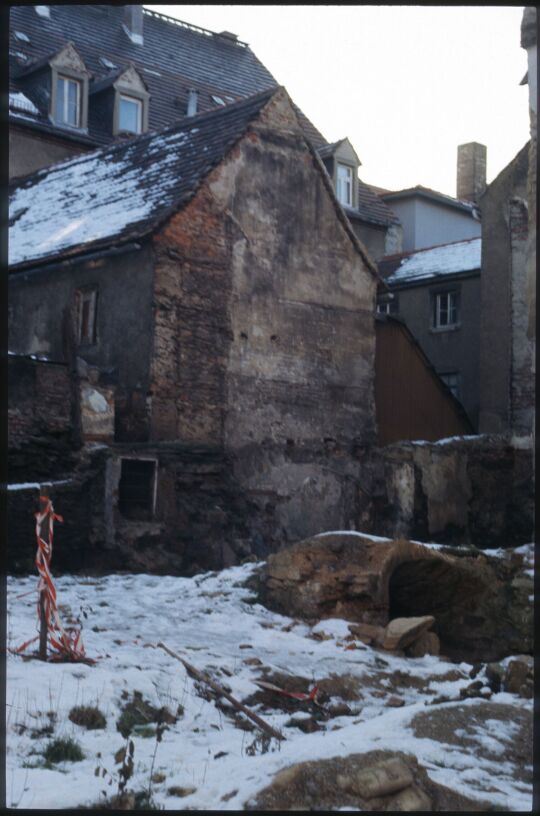 Verschneiter Hof mit abgerissenen Gebäuden in Freiberg