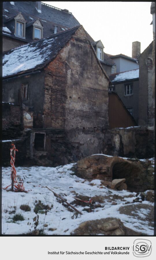 Verschneiter Hof mit abgerissenen Gebäuden in Freiberg