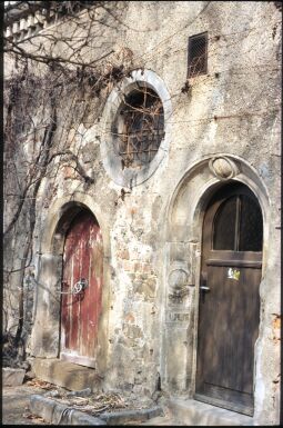 Bild: Eingangstüren zu einem Nebengebäude von Schöss Schönfeld