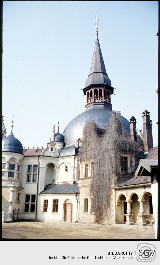 Blick zum Turm von Schloss Schönfeld vom Hof aus