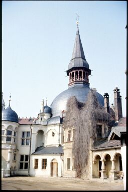 Bild: Blick zum Turm von Schloss Schönfeld vom Hof aus