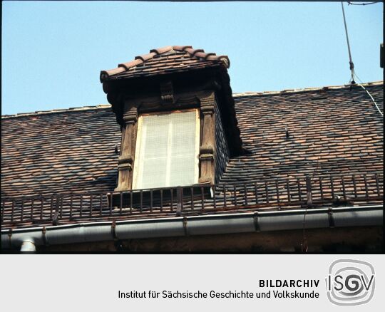 Gaube mit verschlossenem Fenster am Kleinen Schloss Schönfeld