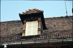 Bild: Gaube mit verschlossenem Fenster am Kleinen Schloss Schönfeld