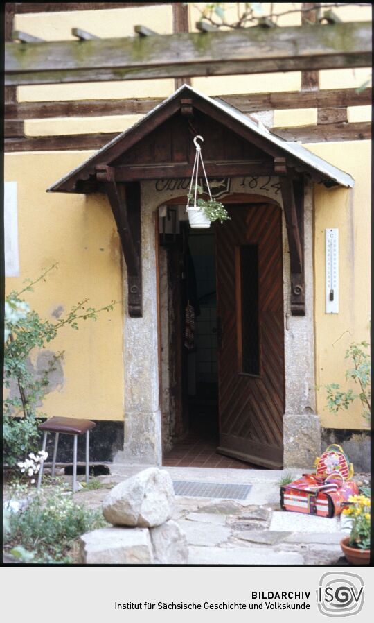Eingangstür eines Fachwerkgebäudes mit der Datierung 1824