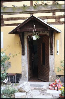 Bild: Eingangstür eines Fachwerkgebäudes mit der Datierung 1824