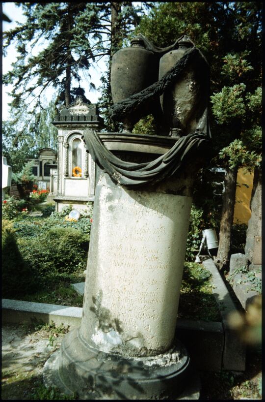 Grabmal mit zwei Urnen auf dem Friedhof Leubnitz