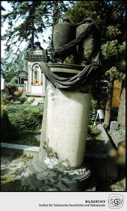 Grabmal mit zwei Urnen auf dem Friedhof Leubnitz