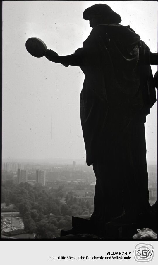 Statue 'Wahrheit' am dem Turm des Dresdner Rathauses