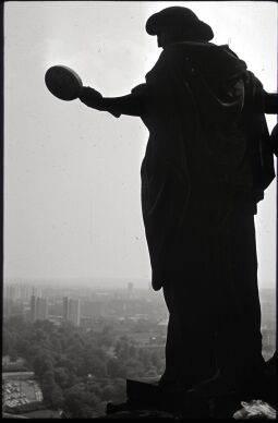 Statue 'Wahrheit' am dem Turm des Dresdner Rathauses