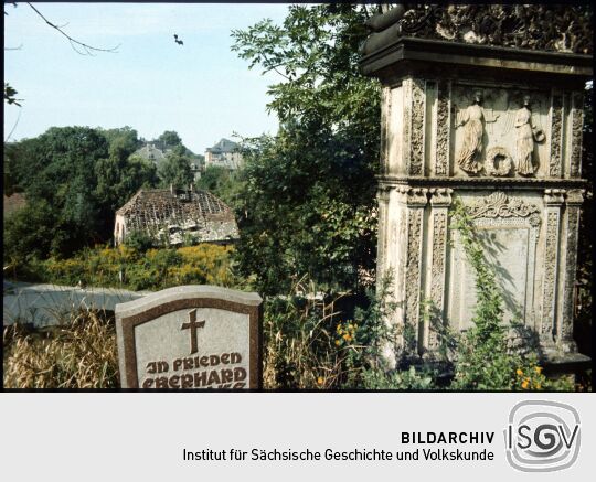 Grabsteine auf dem Friedhof in Leubnitz-Neuostra
