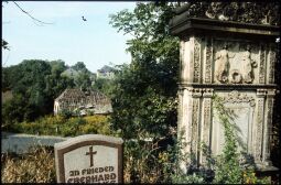 Bild: Grabsteine auf dem Friedhof in Leubnitz-Neuostra