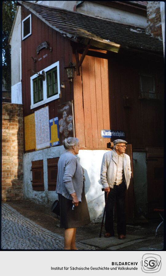 Zwei Personen am Klosterteichplatz in Leubnitz-Neuostra