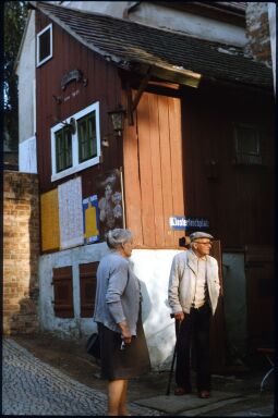 Bild: Zwei Personen am Klosterteichplatz in Leubnitz-Neuostra