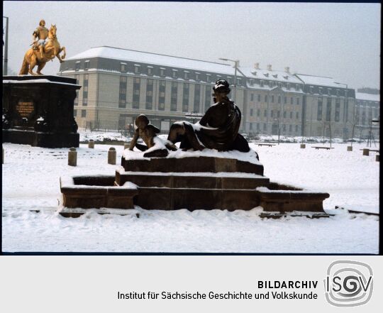 Neustädter Markt mit dem Nymphenbrunnen, im Winter