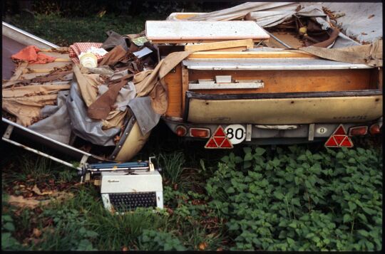 Ein kaputter Campinganhänger und Müll im Ostragehege Dresden