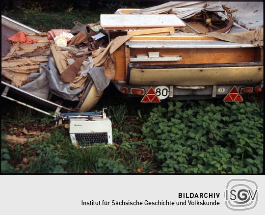 Ein kaputter Campinganhänger und Müll im Ostragehege Dresden