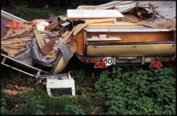 Bild: Ein kaputter Campinganhänger und Müll im Ostragehege Dresden