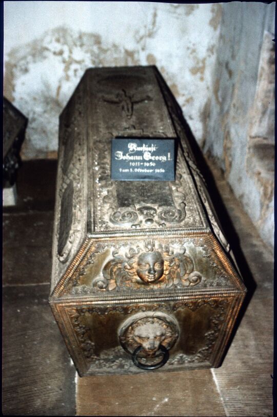 Sarg des Kurfürsten Johann Georg in der Gruft des Freiberger Doms