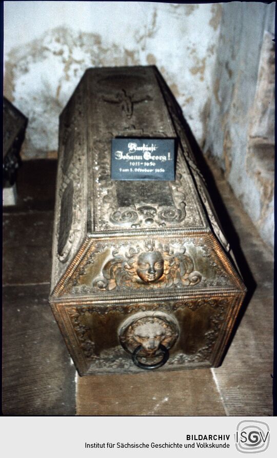 Sarg des Kurfürsten Johann Georg in der Gruft des Freiberger Doms