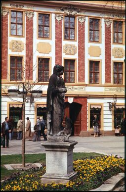 Bild: Sandsteinskulptur auf Straße der Befreiung, Dresdner Neustadt