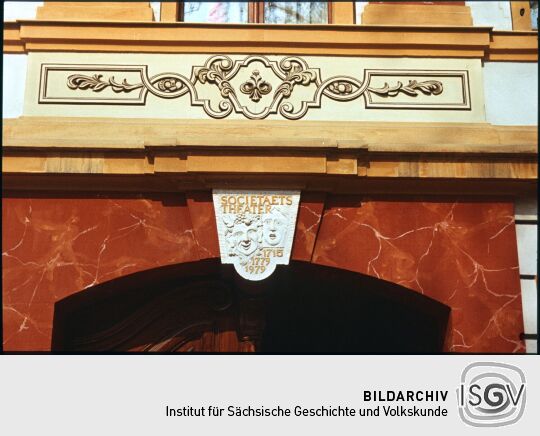 Schlusstein an Straße der Befreiung 19 in der Dresdner Neustadt