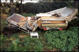 Bild: Campinganhänger und weiterer Unrat im Ostragehege.