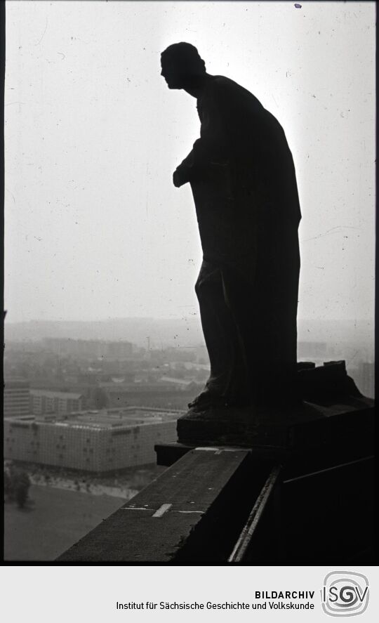 Statue 'Güte' am Dresdner Rathausturm