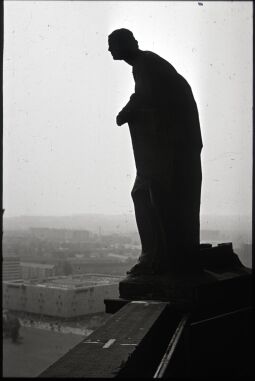 Statue 'Güte' am Dresdner Rathausturm