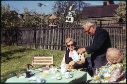 Bild: Drei ältere Personen an einer Kaffeetafel in einem Garten