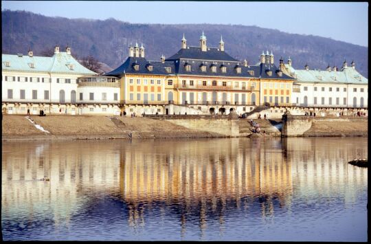 Blick über die Elbe auf Schloss Pillnitz