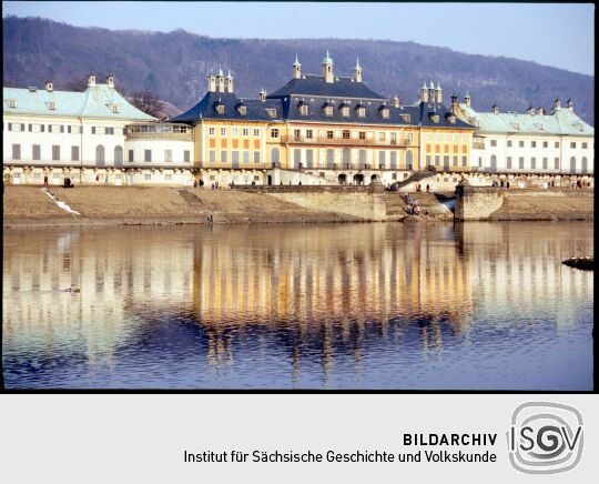 Blick über die Elbe auf Schloss Pillnitz