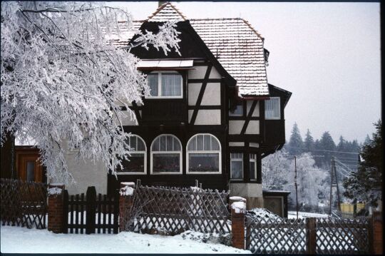 Verschneites Fachwerkgebäude in Oberbärenburg