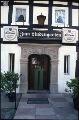 Bild: Eingangstür zur Gaststätte 'Zum Lindengarten' Jonsdorf