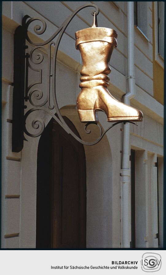 Geschäftszeichen in Form eines Schuhs bei der Dreikönigskirche