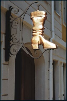 Bild: Geschäftszeichen in Form eines Schuhs bei der Dreikönigskirche